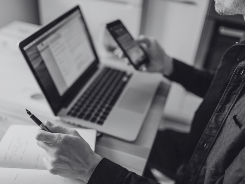 Schema su come l’intelligenza artificiale seleziona le fonti